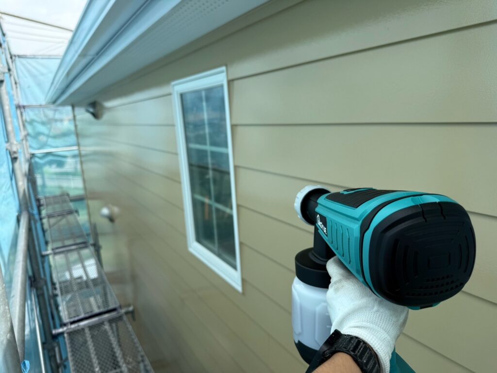 光触媒トップコーティング<br />
（耐候性と美観性を底上げしてくれるコーティング材です。）